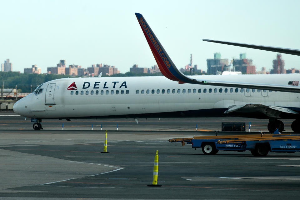 Die US-Airline Delta wirbt damit, derzeit die einzige Fluggesellschaft aus den USA zu sein, die ihre Entertainment-Angebote im Flugzeug kostenlos anbietet. Das Angebot umfasst über 1000 Stunden mit Unterhaltungsangeboten auf dem eigenen Gerät oder auf dem Bildschirm des Sitzplatzes.