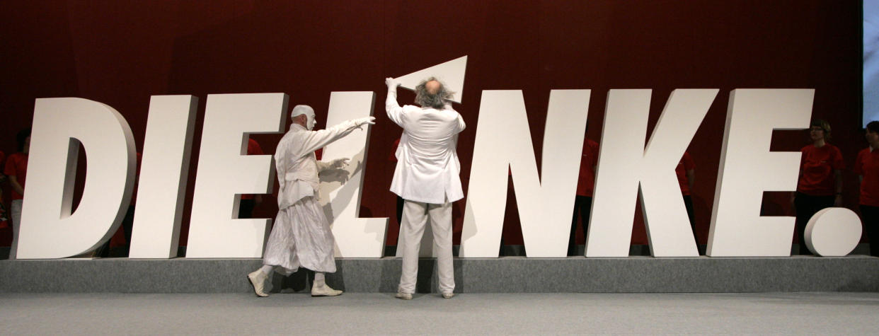 Künstler bei der Enthüllung des neuen Parteilogos der Linkspartei im Juni 2007 in Berlin (Bild: REUTERS/Fabrizio Bensch)