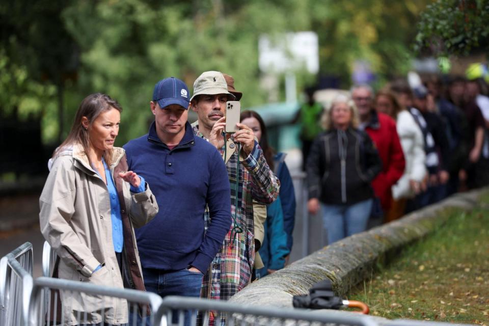 La gente se reúne frente al castillo de Balmoral en medio de los temores por la salud de la reina Isabel II (REUTERS)