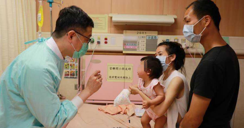 台中慈濟醫院小兒科醫師余孟恭向女嬰父母說明水痘病毒感情形。（圖／台中慈濟醫院提供、中國時報王文吉台中傳真）