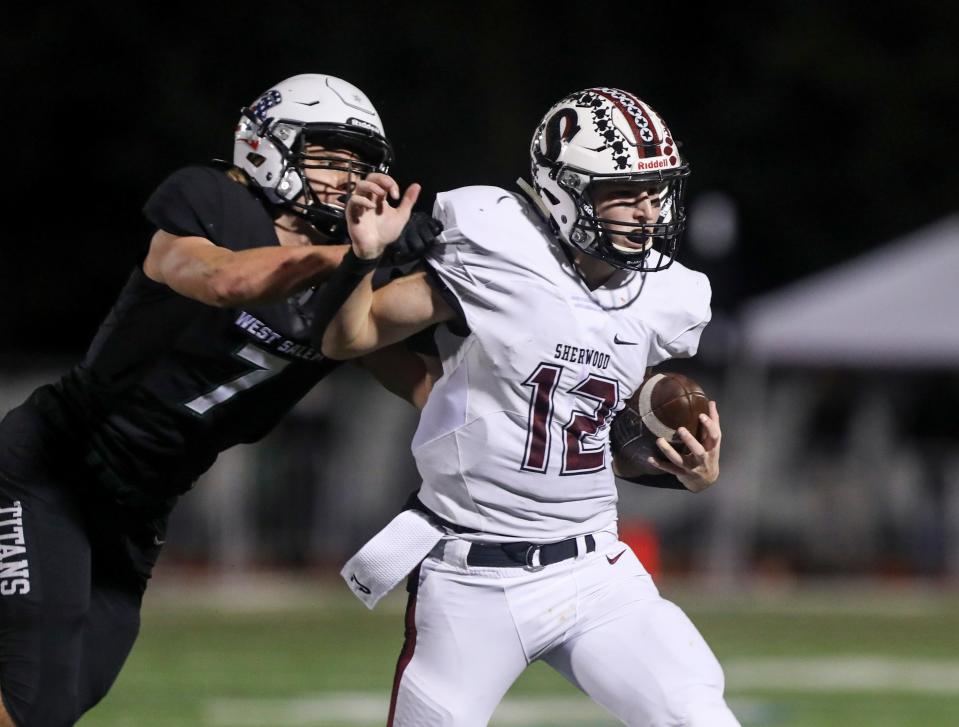 Bjorn Bergstorm (12) de Sherwood es eliminado por Jimmy Lathen (7) de West Salem durante un partido de playoffs el viernes 12 de noviembre de 2021 en Salem, Oregon.