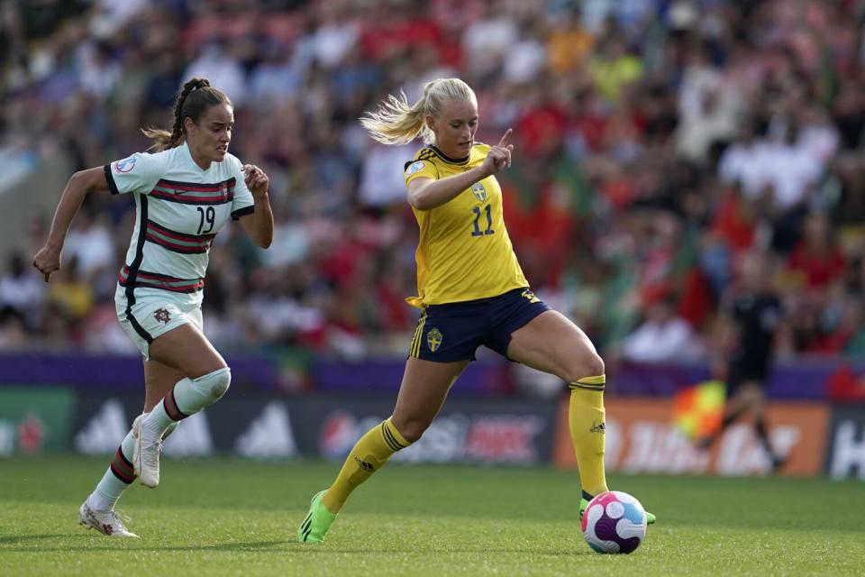 La sueca Stina Blackstenius controla el balón frente a la portuguesa Diana Gomes.