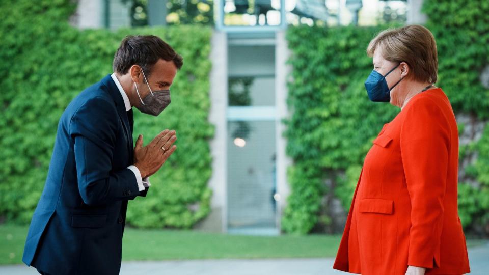 Emmanuel Macron begrüßt Angela Merkel vor dem Bundeskanzleramt.