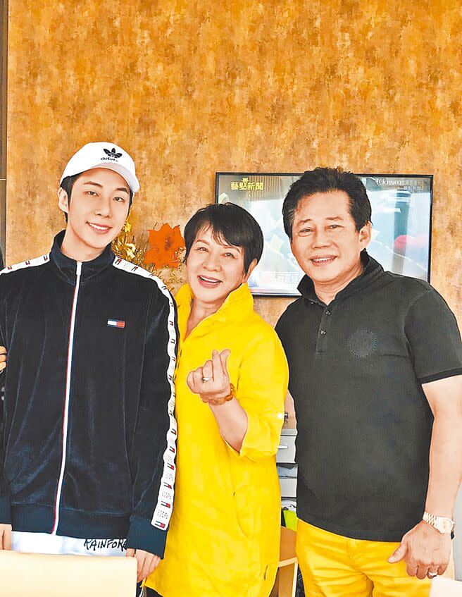 李東軒（左）感謝爸媽支持讓他繼續在音樂路上努力。（資料照片）