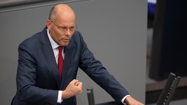 Peter Beyer (CDU) spricht bei einer der Plenarsitzung im Deutschen Bundestag. Foto: dpa