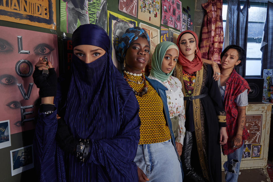 L-R – Lucie Shorthouse (Momtaz), Faith Omole (Bisma), Anjana Vasan (Amina), Juliette Motamed (Ayesha), Sarah Impey (Saira)