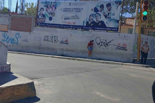 Algunas personas esperan transporte en las avenidas solitarias de la ciudad. (Foto: Marlén Castro)