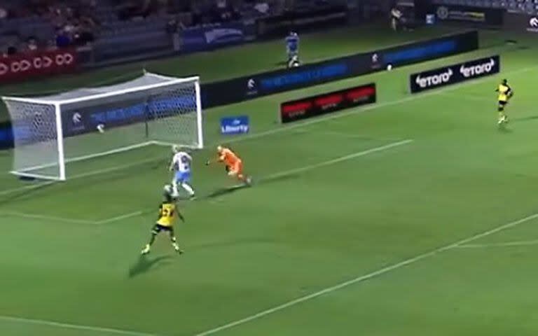 El increíble doble error en el partido de la liga australiana de fútbol entre Central Coast Mariners y Sydney FC