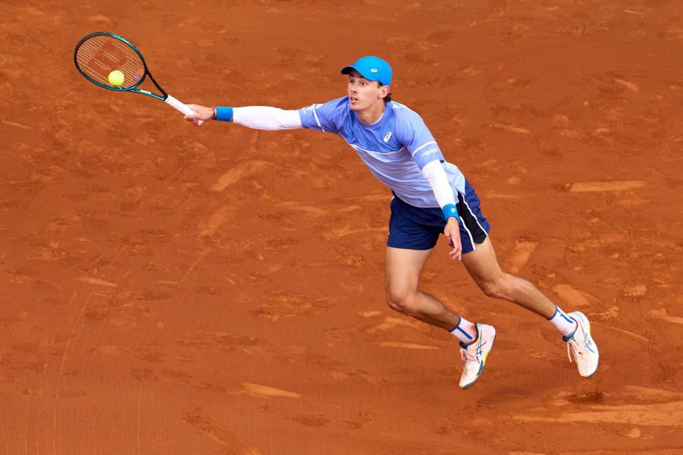 BARCELONA, SPAIN - APRIL 18: Alex de Minaur of France plays a forehand against Arthur Fils of Australia during their match of day four of the Barcelona Open Banc Sabadell at Real Club De Tenis Barcelona on April 18, 2024 in Barcelona, Spain.  (Photo by Alex Caparros/Getty Images)