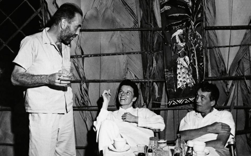 Bogart, Hepburn and Huston relax between takes, in one of the less fraught episodes - Alamy