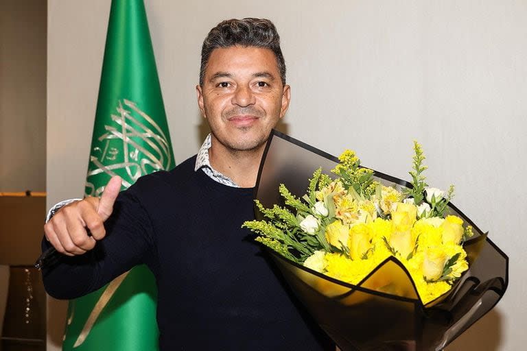 Marcelo Gallardo, recibido por Al-Ittihad con un ramo de flores