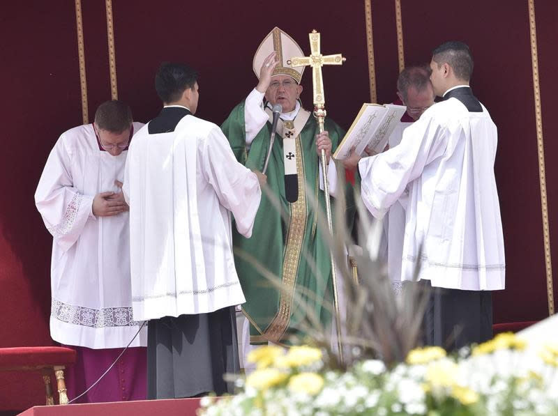 El Papa celebrando la eucaristía del domingo 29 de mayo de 2016 en la plaza San Pedro del Vaticano (Foto: Giorgio Onorati/EFE)