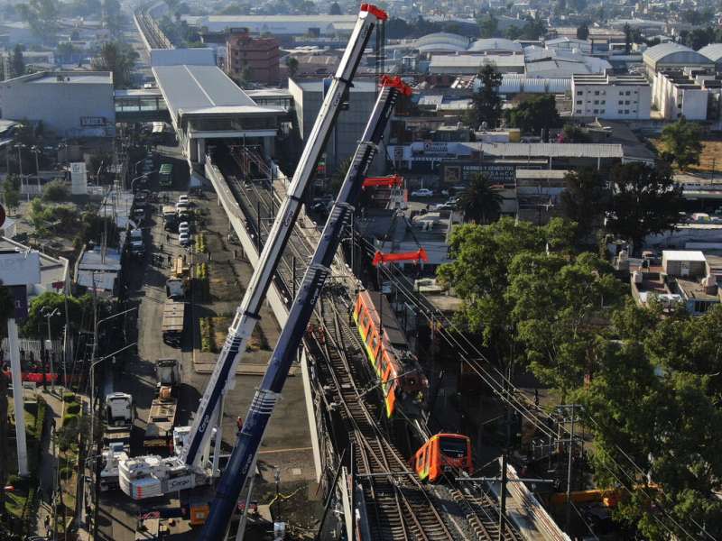 墨西哥城捷運的12號線高架軌道發生坍塌，造成至少23死65傷的慘劇。（美聯社）