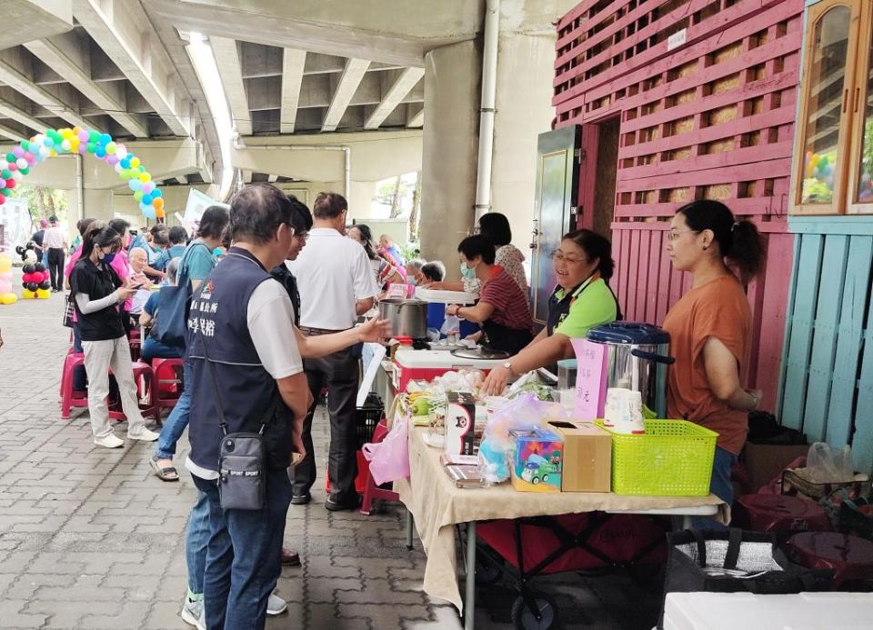 霧峰區舊正社區發展協會辦理「台中市霧峰區舊正社區阿罩霧農學市集持續探索」活動，現場提供農產品，讓社區民眾與農友共享農業知識與體驗。（記者陳金龍攝）