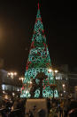 El árbol navideño acompaña a la estatua del "Oso y el Madroño", en la madrileña Puerta del Sol. EFE / Alberto Martín.