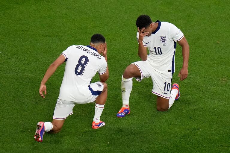 Jude Bellingham y un festejo particular con Alexander-Arnold tras marcar el gol de Inglaterra ante Serbia por el Grupo C de la Eurocopa 2024