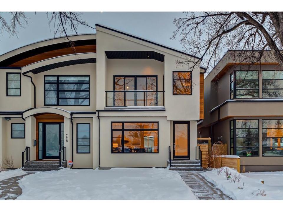 <p><a rel="nofollow noopener" href="https://www.zoocasa.com/parkdale-calgary-ab-real-estate/5016103-726-34-st-nw-parkdale-calgary-ab-t2n2x9-c4150141" target="_blank" data-ylk="slk:726 34 Street Northwest, Calgary, Alta.;elm:context_link;itc:0;sec:content-canvas" class="link ">726 34 Street Northwest, Calgary, Alta.</a><br> Location: Calgary, Alberta<br> List Price: $999,900<br> (Photo: Zoocasa) </p>