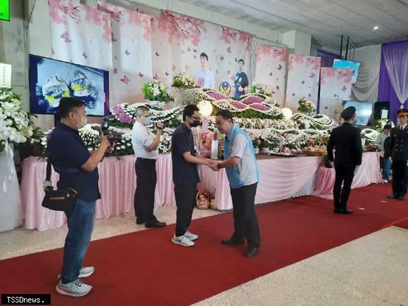 新竹榮民服務處鞠宗顯處長向殉職消防員家屬致意。