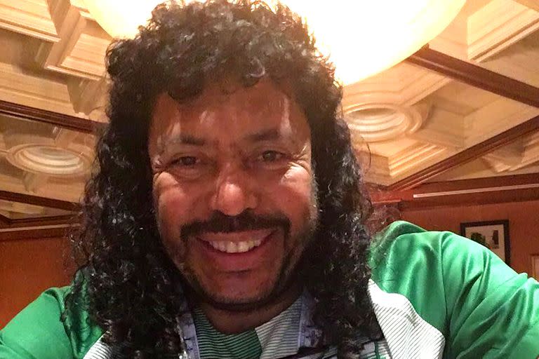 René Higuita, el carismático arquero colombiano y una divertida invitación a "no salir".