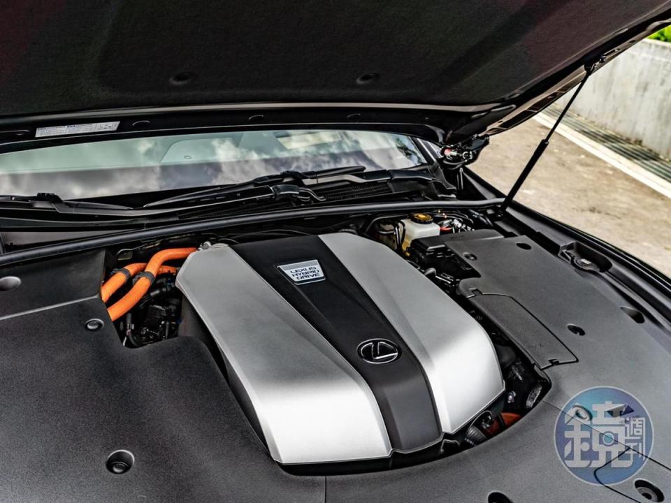 以一具8GR-FXS 3.5L V6汽油引擎＋鋰電池模組與電動馬達驅動，其綜效最大馬力輸出為359hp。