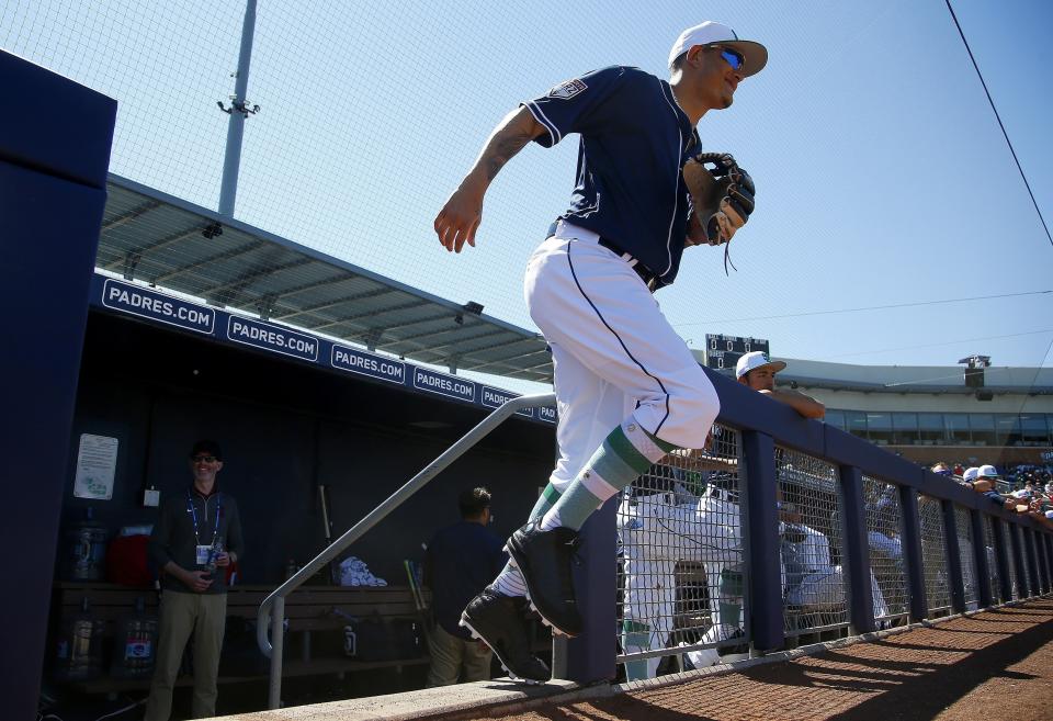 El dominicano Manny Machado, de los Padres de San Diego, entra en el terreno para un juego de pretemporada ante los Angelinos de Los Ángeles, el domingo 17 de marzo de 2019, en Peoria, Arizona (AP Foto/Ross D. Franklin)