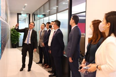Malcolm Koo, Deputy Managing Director of CGS-CIMB, leads a tour of the Singapore headquarters.