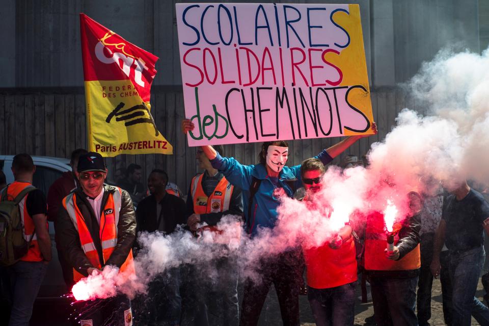 Las huelgas de trabajadores han adquirido en muchas ocasiones tintes un tanto dramáticos y, en otros casos, muy curiosos, o incluso graciosos . EFE/ Yoan Valat