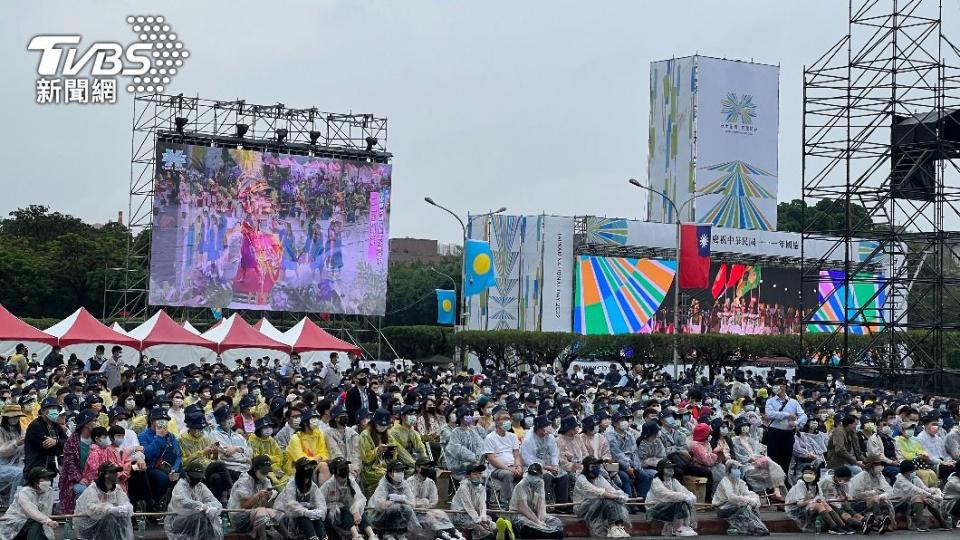 今天天氣陰涼，偶爾還飄下陣雨，但仍湧進不少來賓參加國慶大典。（圖／方炳超攝）