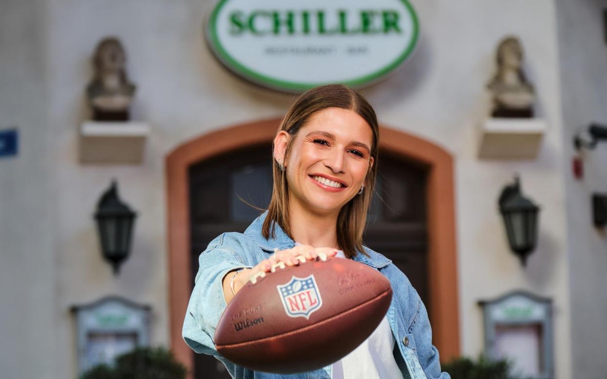 NFL-Moderatorin Jana Wosnitza ist bald in der Kölner Schillerallee, in der RTL-Serie 