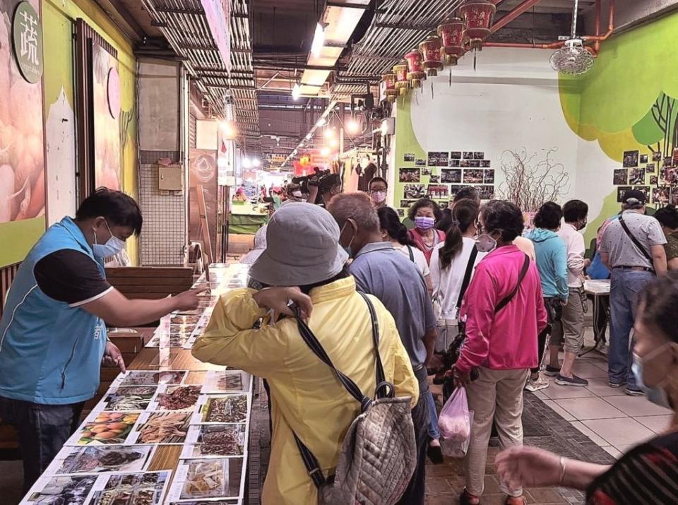 花蓮市重慶市場「半價銅板購」行銷活動，一早就湧入搶便宜的人潮。(花蓮市公所提供)