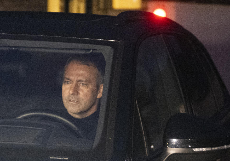 Bundestrainer Hans-Dieter Flick verlässt nach einem Krisengespräch das Kempinski-Hotel (Bild: Boris Roessler/dpa)