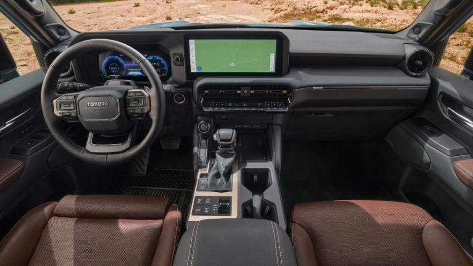Land Cruiser中階等級以上搭載雙12.3吋螢幕的數位座艙。(圖片來源/ Toyota)