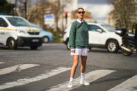 ¿Con jersey y polo a juego con la falda? Sí, esta es la combinación que escogió Sophia Roe el pasado 3 de marzo durante la Paris Fashion Week. (Foto: Edward Berthelot / Getty Images)