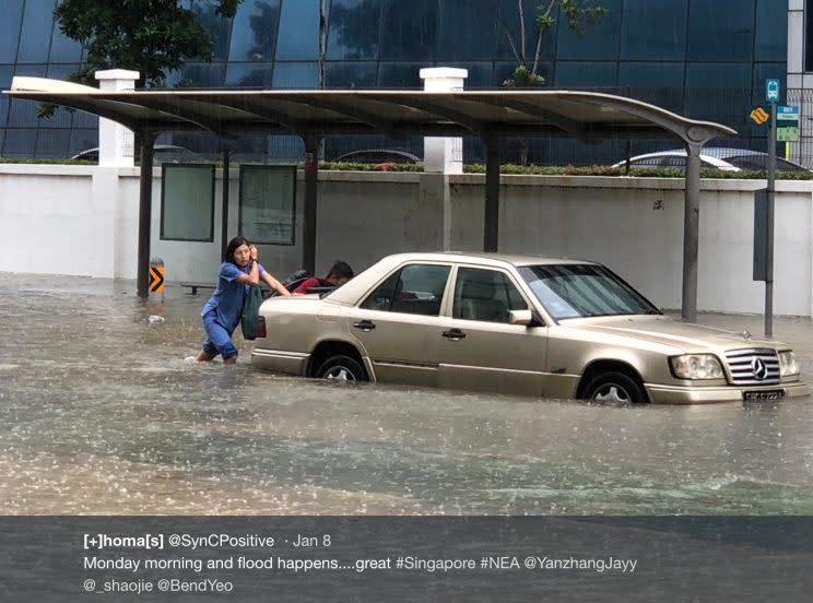 A flash flood occurred in the Bedok area on 8 January, 2018. (Photo: Screenshot from @SynCPositive/Twitter)