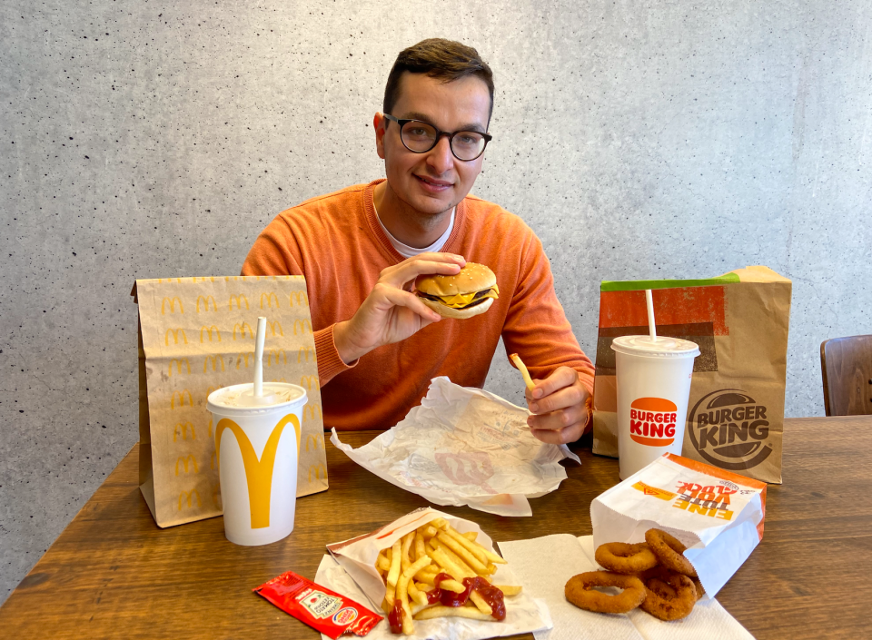 Business Insider-Reporter Leo Ginsburg testet die beiden Fast Food-Menüs