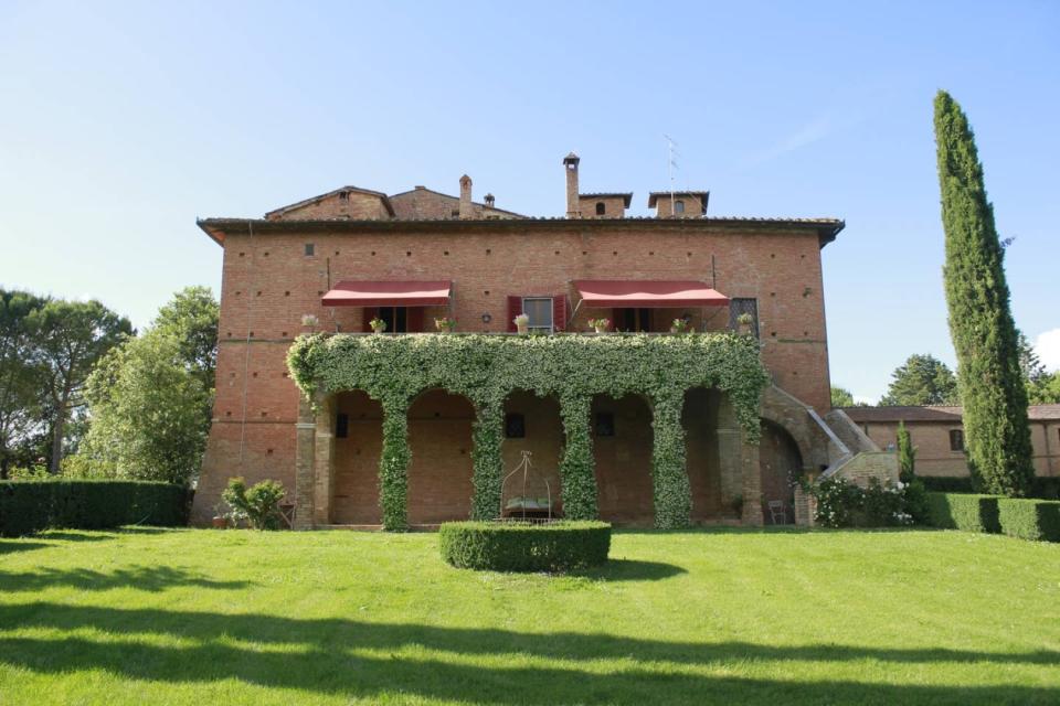 Si aún no tienes plan para las vacaciones de este verano y sueñas con dormir en un lugar de cuento de hadas, el Castello di San Fabiano puede ser una buena opción. (Foto: <a href="http://www.airbnb.es/rooms/5167037?source_impression_id=p3_1562922986_ZZdPIX49IEBexMWs" rel="nofollow noopener" target="_blank" data-ylk="slk:Airbnb;elm:context_link;itc:0;sec:content-canvas" class="link ">Airbnb</a>).