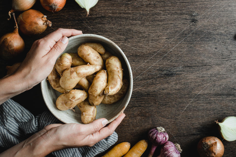 Kartoffeln und Zwiebeln haben zwar einiges gemeinsam, sollten aber nicht zusammen aufbewahrt werden. (Bild: Getty Images)