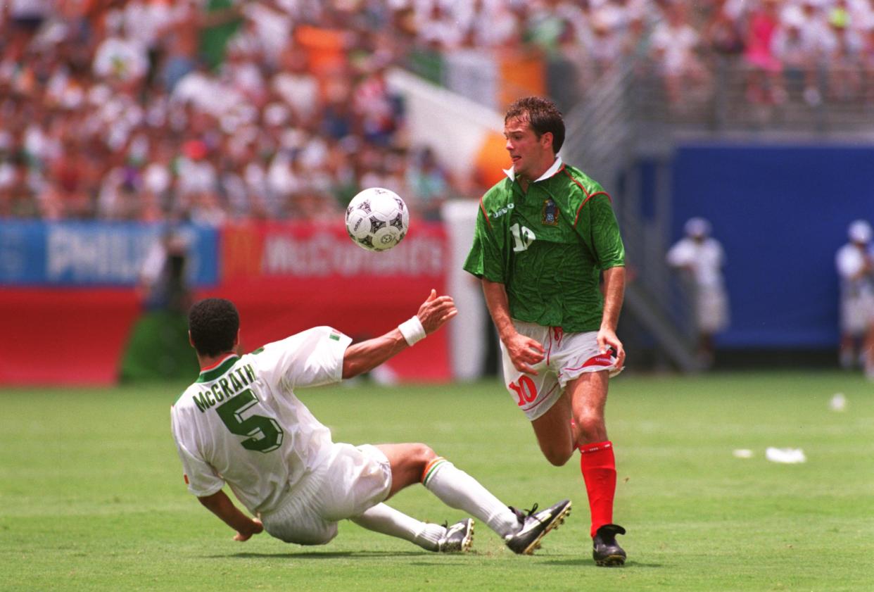 Luis García en el partido entre México e Irlanda del Mundial de Estados Unidos 1994. (Billy Stickland/ALLSPORT)