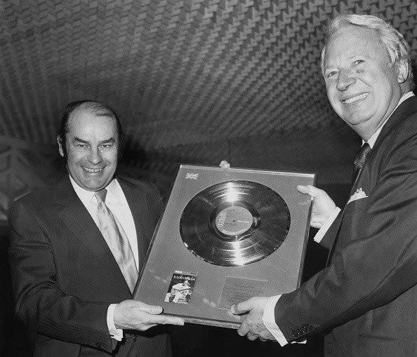 The former PM Edward Heath presents a silver disc to Julian Bream (left) for his recording of Rodrigo's Concierto de Aranjuez, April 1976 - Roger Jackson/Central Press/Hulton Archive/Getty Images