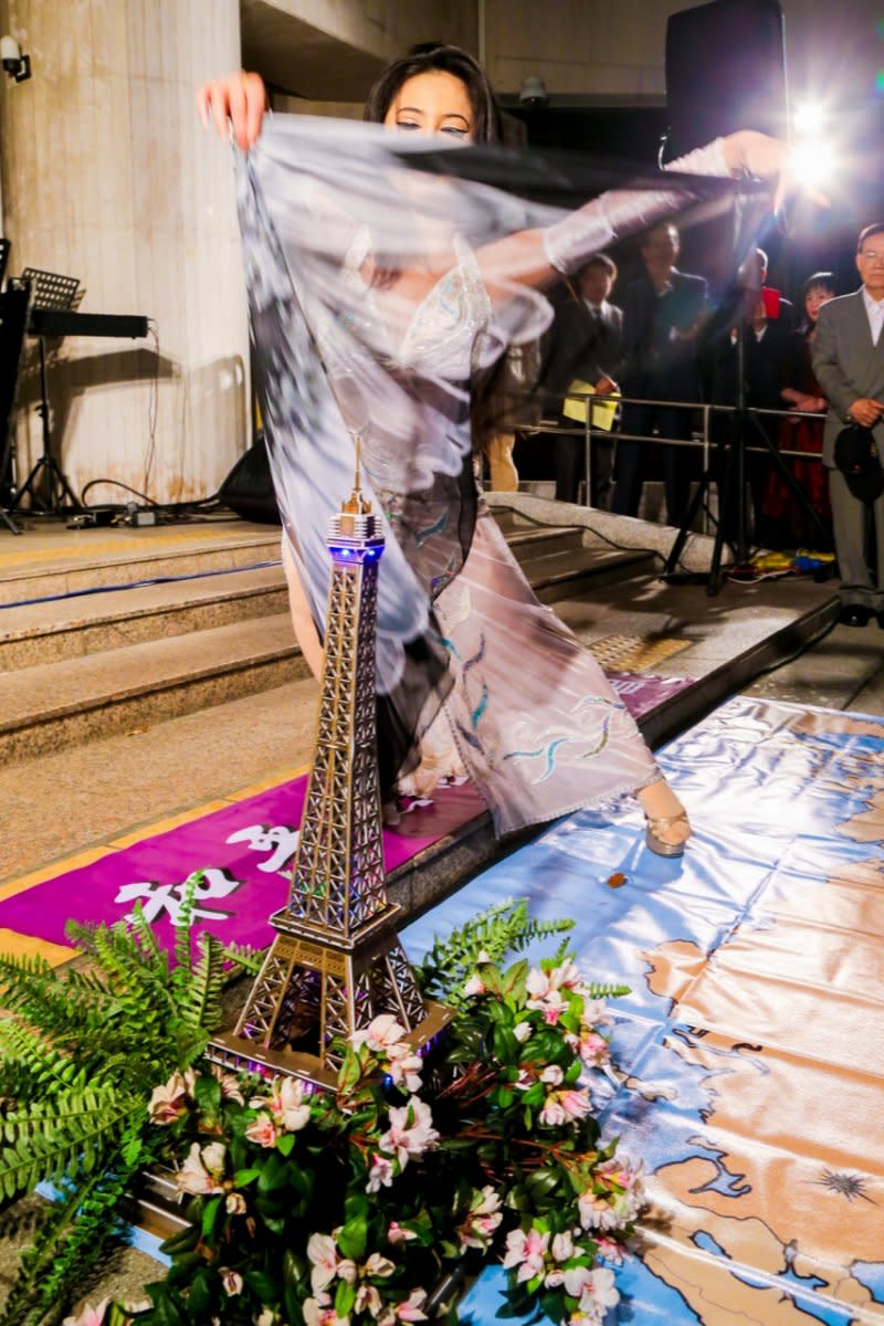20151125-「和平無國界」燭光晚會，為巴黎恐攻祈禱，世界舞蹈大賽冠軍郭淑貞。（陳明仁攝）