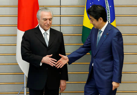 Brazilian President Michel Temer (L) meets Japan's Prime Minister Shinzo Abe at Abe's official residence in Tokyo, Japan, October 19, 2016. REUTERS/Kim Kyung-Hoon