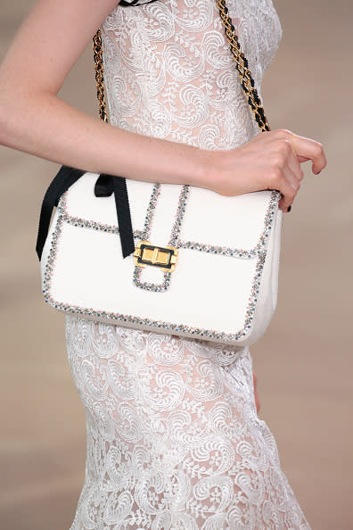 Chic y con clase. Este bolso es para lucir muy elegante y glamorosa. La combinación de los colores blanco, dorado y negro, convierten a esta pieza de Monique Lhuillier en un sello de elegancia. ¡Perfecta para llevar a la oficina! - Foto: JP Yim/Getty Images for New York Fashion Week