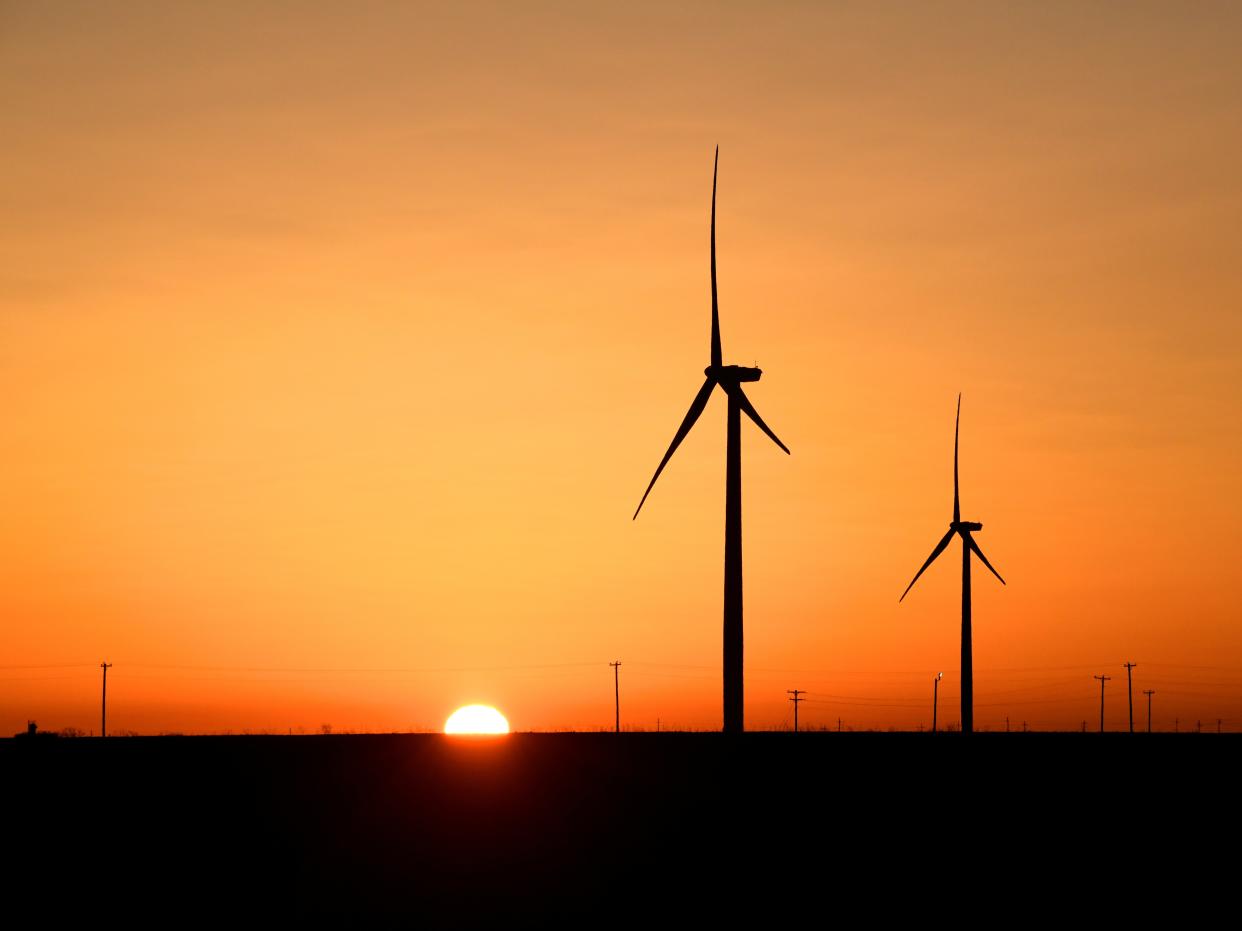 Wind turbines operate at sunrise in the Permian Basin oil and natural gas production area in Big Spring, Texas, 12 February, 2019. REUTERS/Nick Oxford (REUTERS)