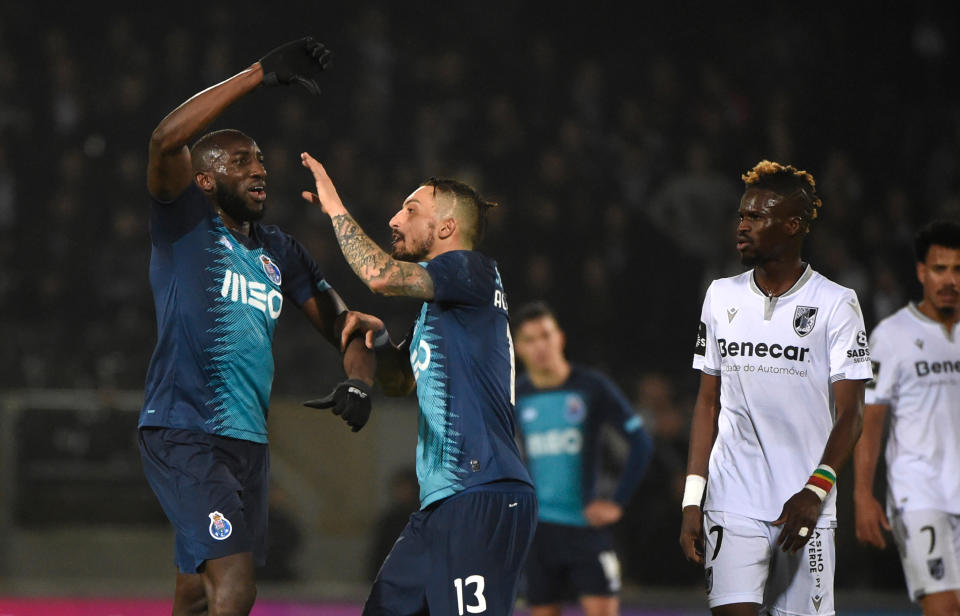 Marega se retira del campo mientras compañeros y rivales intentan convencerle de que siga. (Foto: Miguel Riopa / AFP / Getty Images).