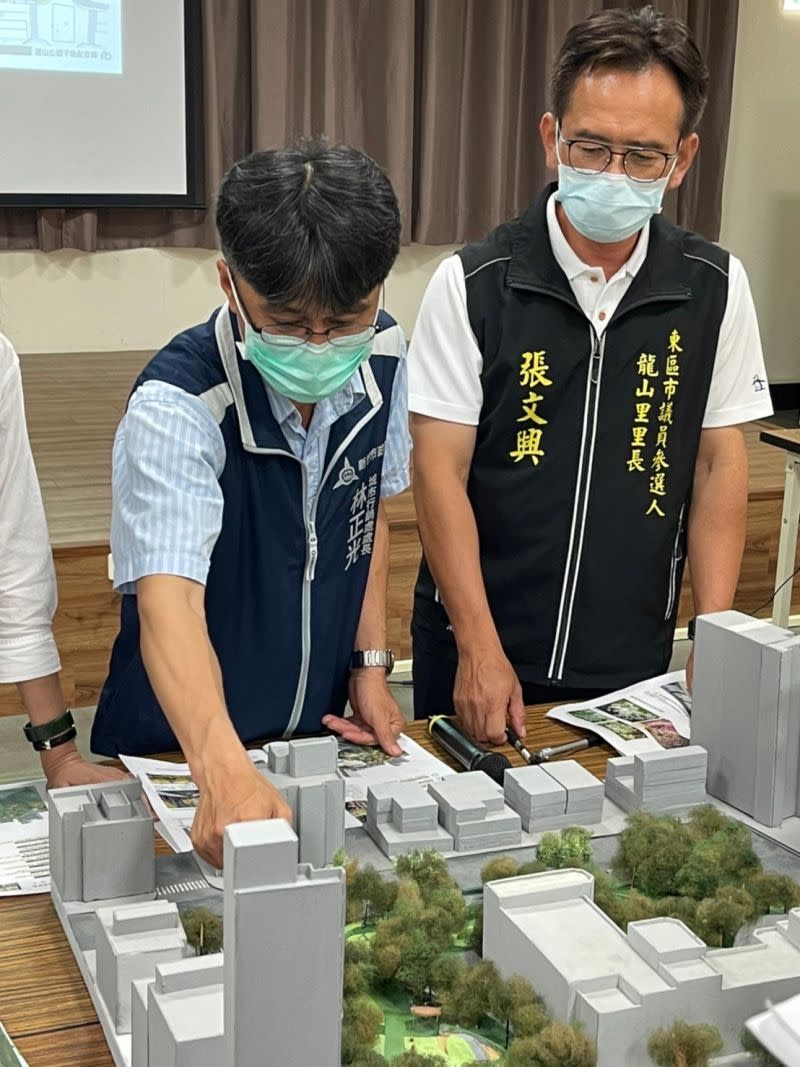 ▲新竹市龍山公園暨周邊環境改善工程說明會中，龍山里長張文興（右）提出建議。（圖／張文興提供）