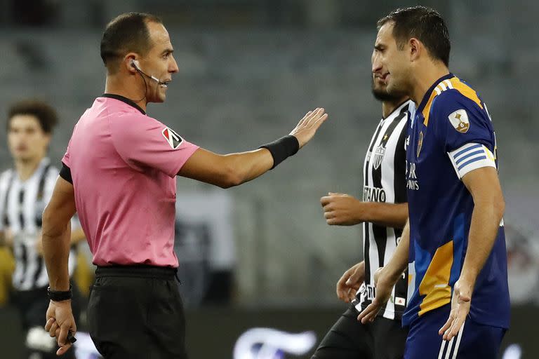 El uruguayo Esteban Ostojich conversa con Carlos Izquierdoz durante el escandaloso partido entre Atlético Mineiro y Boca