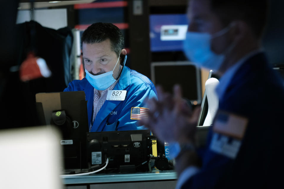 NEW YORK, NEW YORK - JANUARY 20:  Traders work on the floor of the New York Stock Exchange (NYSE) on January 20, 2022 in New York City. The Dow Jones Industrial Average was up over 200 points in morning trading following days of declines.  (Photo by Spencer Platt/Getty Images)