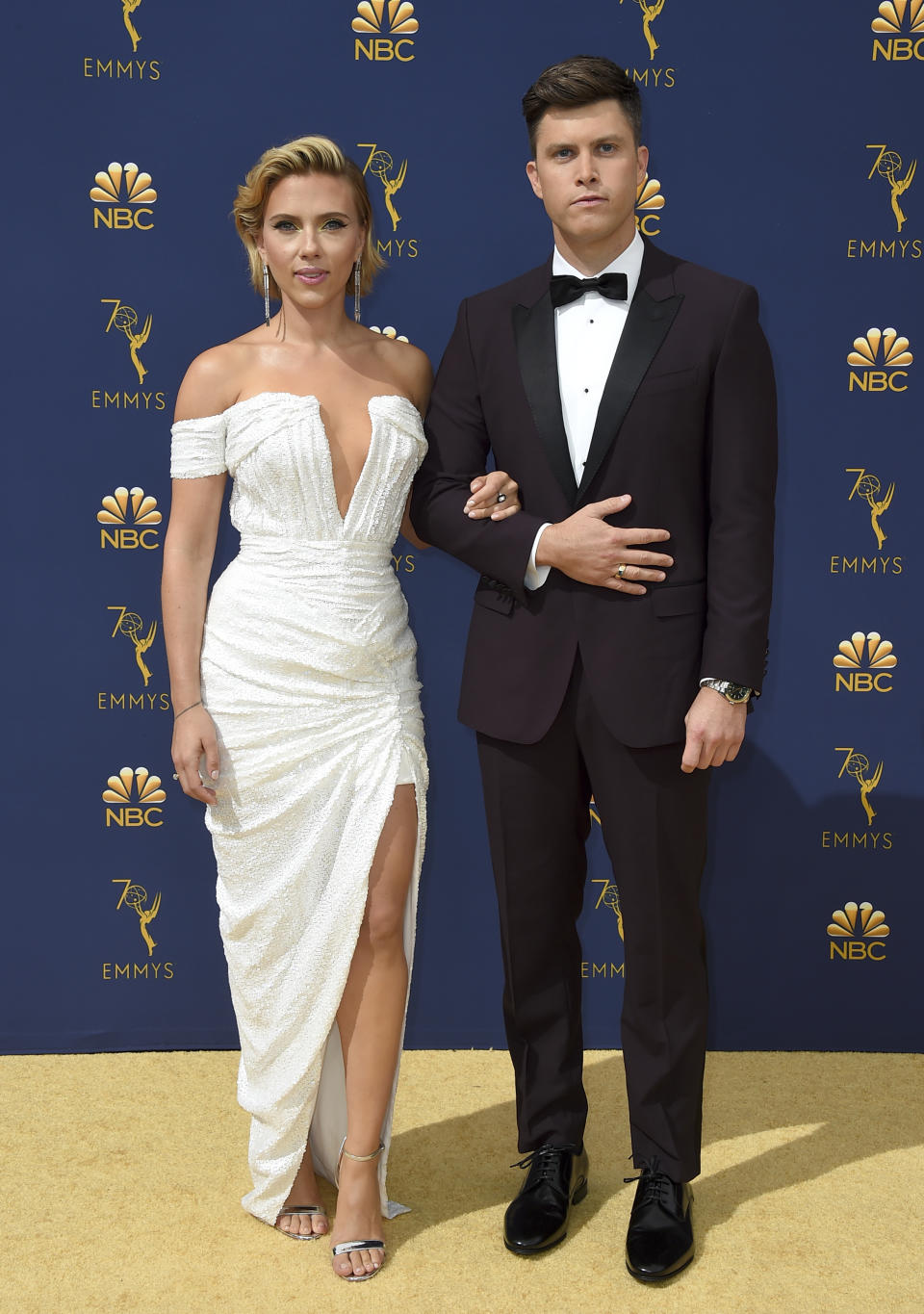 Scarlett Johansson, izquierda, y Colin Jost llegan a la 70a entrega de los Emmy el lunes 17 de septiembre de 2018, en el Microsoft Theater en Los Angeles. (Foto Jordan Strauss/Invision/AP)