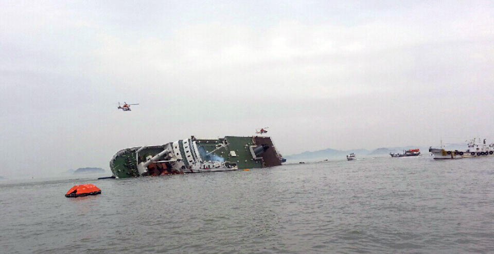 Helicópteros de rescate surcoreanos sobrevuelan un buque de pasajeros para tratar de rescatar a los pasajeros que se encuentran en el agua el miércoles 16 de abril de 2014. (Foto AP/Yonhap)