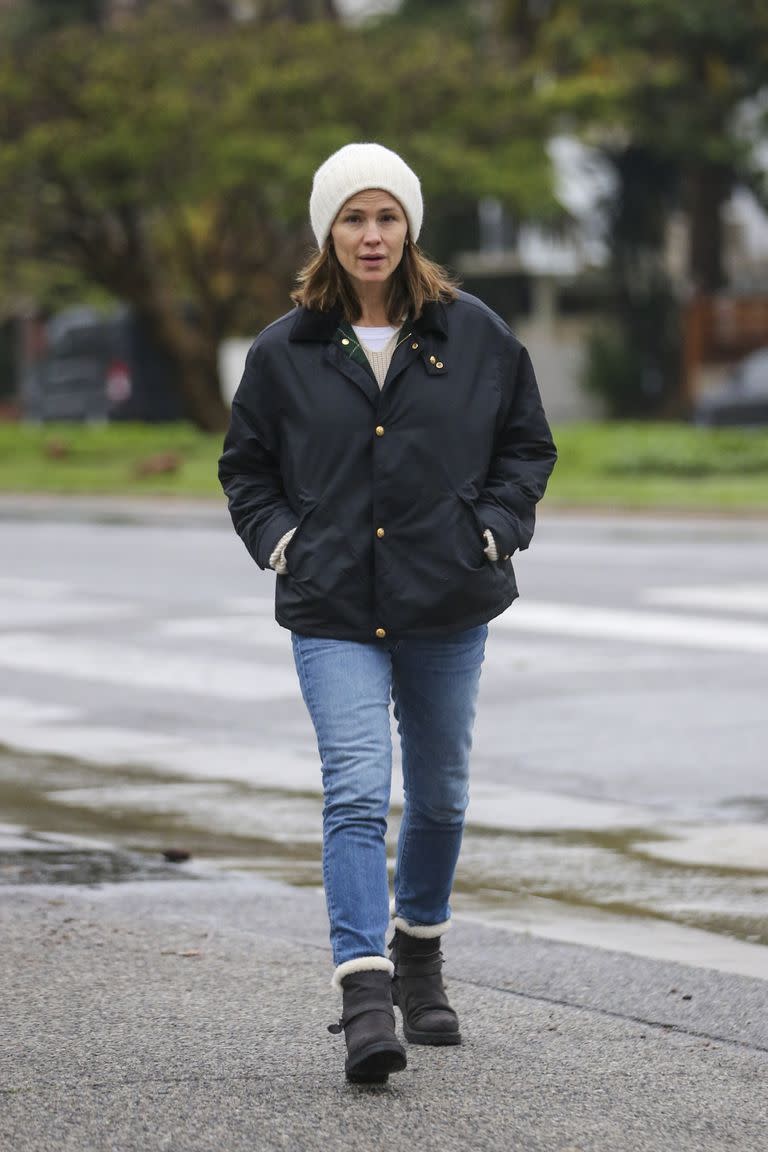 Jeans, campera impermeable y gorro de lana fueron las prendas elegidas por Jennifer Garner para cumplir con sus obligaciones como mamá e ir a buscar a su hijo al colegio